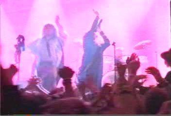 Gene Loves Jezebel en vivo, público con los brazos alzados